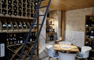 Aguglia Brilla: con l’enoteca più grande dei Campi Flegrei il mare luccica per davvero